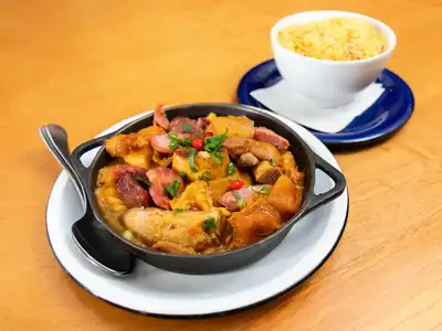 A Verdadeira História da Feijoada: Desvendando Mitos e Origens do Prato Mais Brasileiro